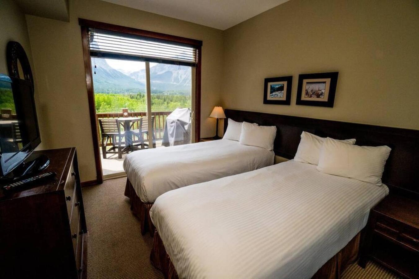 Spacious Penthouse Suite-King Beds-Pool & Hot Tub Canmore Ngoại thất bức ảnh