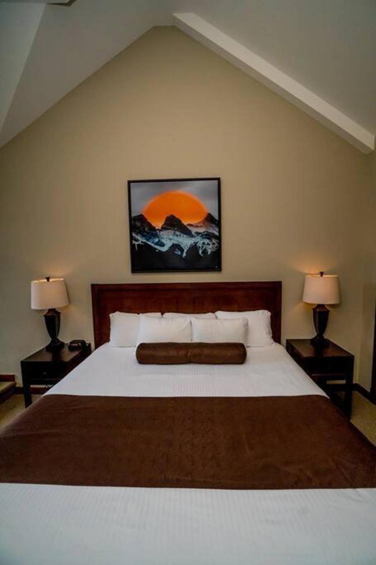 Spacious Penthouse Suite-King Beds-Pool & Hot Tub Canmore Ngoại thất bức ảnh