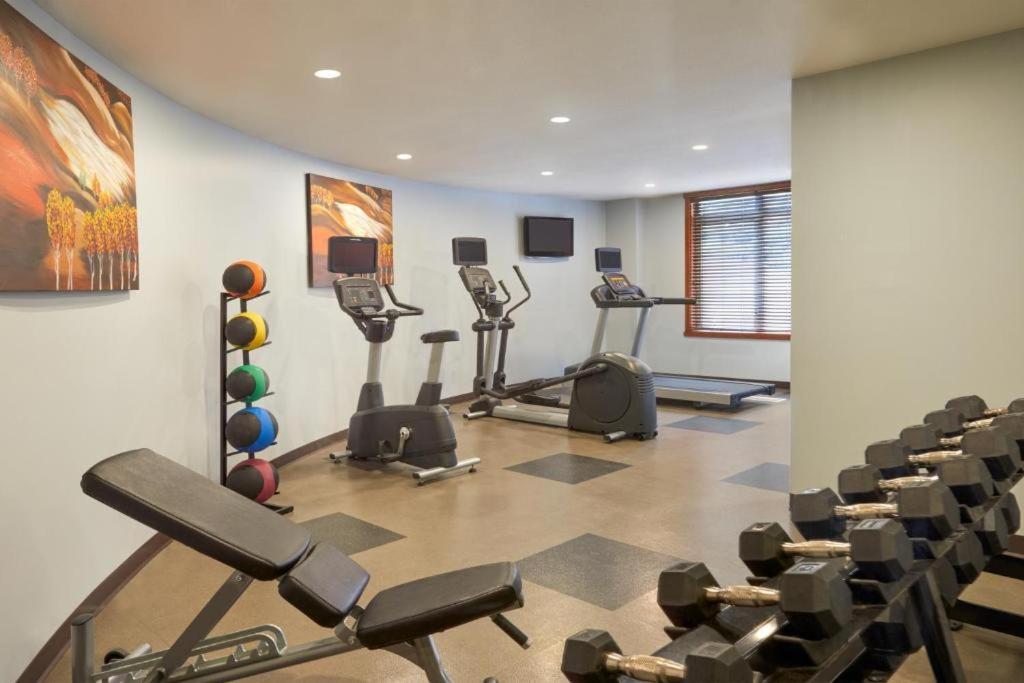 Spacious Penthouse Suite-King Beds-Pool & Hot Tub Canmore Ngoại thất bức ảnh